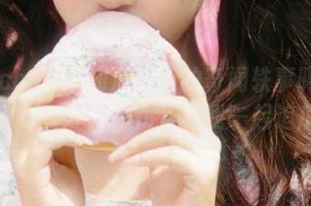 想知道最新的奇闻轶事吗？快登录www.51.com，和我一起追瓜吧！