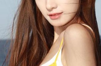在“网曝黑料网”网页上，少女揭秘最新爆料线路